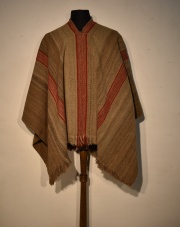 PONCHO ARAUCANO, realizado en un solo paño con lana de oveja criolla en distintas tonalidades de gris.