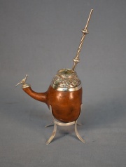 Mate Uruguayo, calabaza en forma de galleta con colita que termina en regaton con figura de pájaro. Boquilla de plata