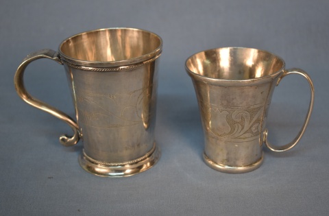 Dos jarros de plata, decoración de bandas horizontales de rameados.