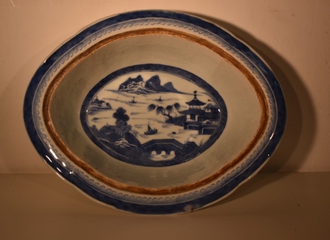 Pequeña sopera con tapa Cia de Indias, blanco y azul, realizada en porcelana china levemente celadon de fo
