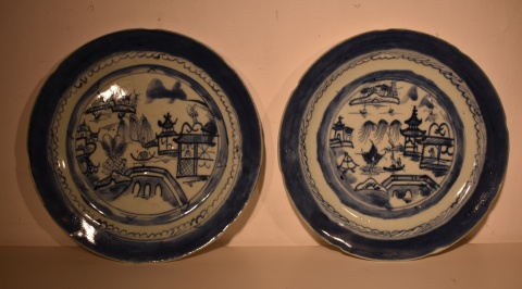 Set de seis platos playos Cia de Indias, blanco y azul, realizados en porcelana china levemente celado