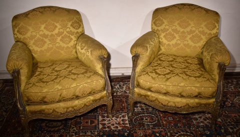 Par de sillones estilo Luis XV, tapizado dorado. -29-