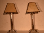 Dos lámparas de mesa con pantallas. Con iniciales S.D.