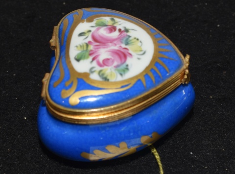 Pastillero en forma de corazón, porcelana de Limoges. Largo 4,5 cm.
