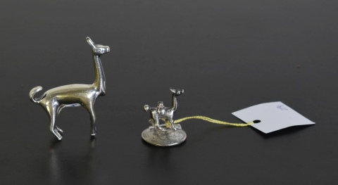 Llamas pequeñas en metal plateado Peruanas. 2 Piezas