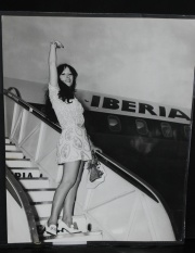 MASSIEL, Fotografía de la Cantante María de los Angeles Santamarina Espinosa (Nacio 1947). Saludando en la escalera