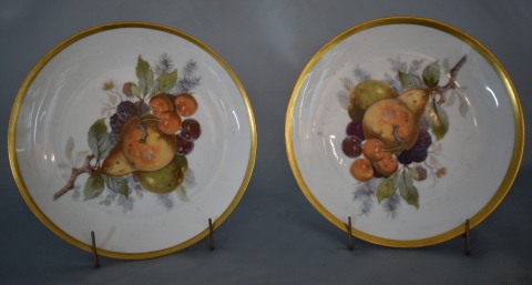 Dos Platos. Hutschenreuther porcelana con decoración de frutas. Diám. 21 cm.