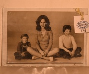 HEINRICH ANNEMARIE, fotografía artística de Pinky con sus hijos, década del 60. Mide: 17.5 x 12 cm.