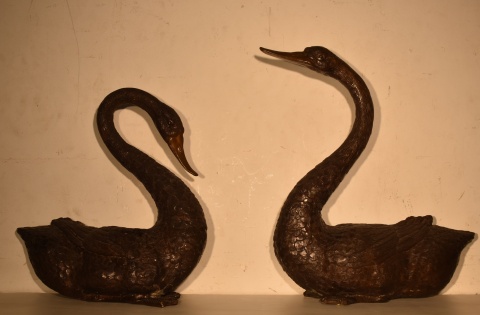 Par de cisnes orientales de bronce.