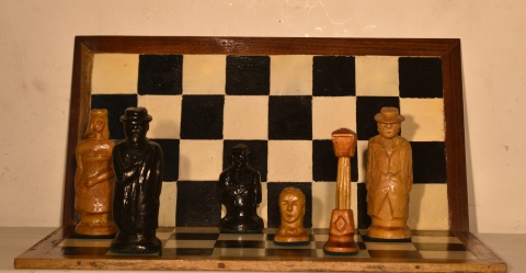Juego de ajedrez con tablero y trebejos.