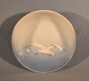 Plato Royal Copenhagen, Denmark, porcelana con decoración de aves, Diámetro 16 cm.