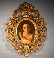 Madre con Niño, óleo oval, marco dorado.