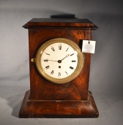 Reloj de chimenea estilo inglés con péndulo, caja con deterioros.