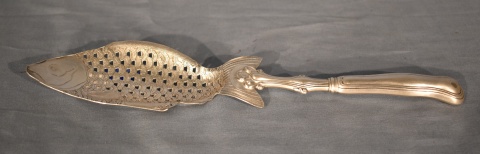 Pieza para servir pescado, metal plateado.