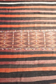 Alfombra de lana decoración con bandas horizontales negras, bordó y beige al centro diseños de rombos. 463 x 172 cm.