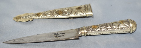 Cuchillo con dorados,de metal, decoración de rameados. Largo: 23,3 cm.