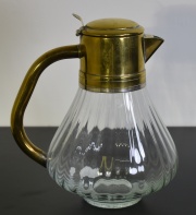 Gran jarra de vidrio con montura de bronce dorado. Marcado 'Ferraris'. Alto 28 cm.