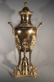 Samovar estilo Luis XVI, de bronce plateado.