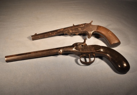 Dos pistolas antiguas, inoperables.