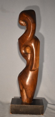 Enrique Gaimari. Escultura de madera.