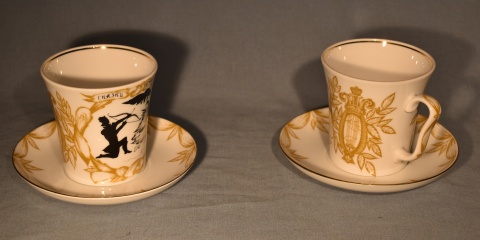 2 tazas rusas con platos conmemeorativas 250 años St. Petersburgo. Nuevas sin uso.