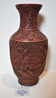 Vaso oriental en laca roja. Deterioros. Alto 22,5 cm.