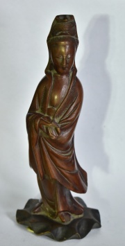Figura oriental, talla de madera. Alto 19 cm.