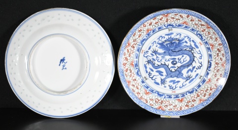 Par de Platos de porcelana China, con decoración de dragones. Diámetro 23 cm.