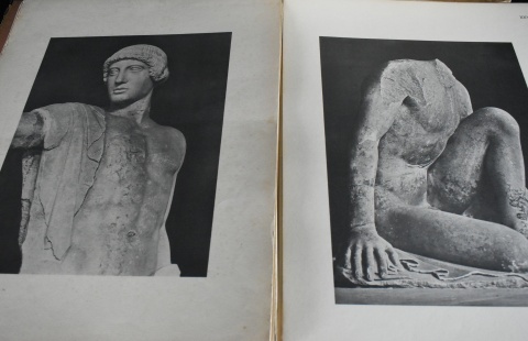 Olympia, Carpeta con 103 Láminas de esculturas Griegas. 1 Vol. Estuche con deterioros