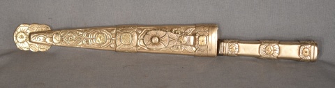 Cuchillo del platero M. Roldan. Realizado en plata con detalles de oro. Vaina cincelada con motivos de pensamientos y so