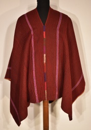 Poncho Altoperuano. Principios del siglo XX. Realizado en dos paos con alpaca. Totalmente listado teido con cochinilla