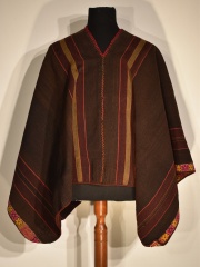 Poncho Altoperuano. Sucre. Fin del XIX. Realizado en dos paos con lana de alpaca. Sobre fondo marrn, calles con listas