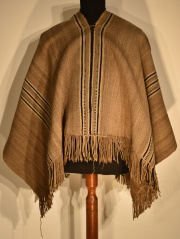 Poncho  Araucano. Mediados del XIX. Realizado en un solo pao con lana de oveja criolla. Sobre fondo natural, tres calle