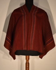 Poncho Pequeo poncho de cochabamba. Siglo XIX. De fino telar, realizado en dos paos con lana de alpaca. Totalmente lis