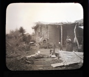 FERNANDEZ AQUILINO, Positivo de vidrio, Catamarca, Rancho Típico, circa 1898. 7 x 6 cm.