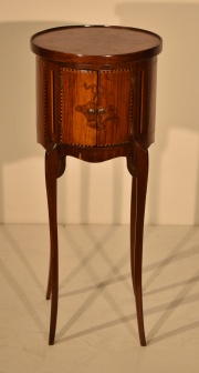 Petit meuble, estilo Luis XV, tapa circular con marqueterié, dos puertas. Falta marqueterié.