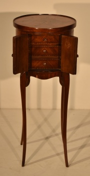 Petit meuble, estilo Luis XV, tapa circular con marqueterié, dos puertas. Falta marqueterié.