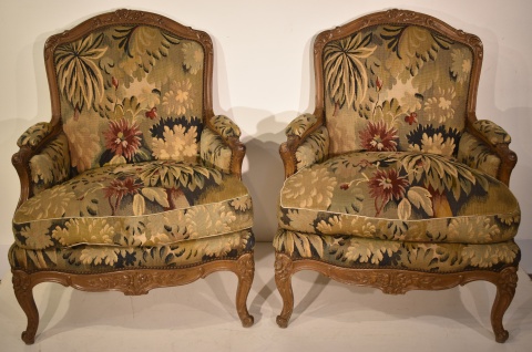 Par de sillones Franceses estilo Regence de haya, tapizados en tapicería con dec. floral. Cachet metálico de Larochette.