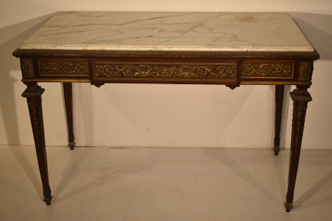 Mesa centro - escritorio estilo Luis XVI, tapa de mármol, aplicaciones de bronce.