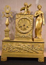Reloj de mesa de bronce estilo Imperio, con péndulo, faltantes.
