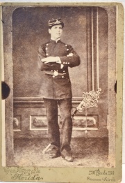 Joven Oficial Guerra del Paraguay, curioso retrato de gran tamaño tomado de una carte de visite por el estudio Gran
