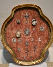 Relicarios, crucifijos y medallas, enmarcadas