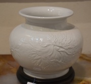 Vaso Chino blanco con decoración vegetal,