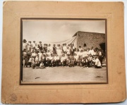 FERNÁNDEZ AQUILINO, fotografía de gran tamaño, COMERCIANTES EN UN MERCADO FESTEJANDO, circa1916.