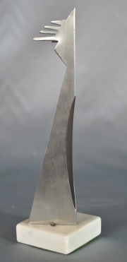 ABSTRACTO, escultura de aluminio sin firma. Base de mármol. Alto: 22 cm.