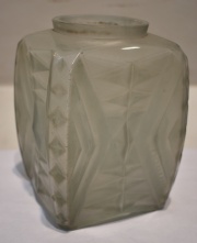 Vaso de vidrio traaslúcido. Decoración geómetrica, firmado A. Hunebelle -1189