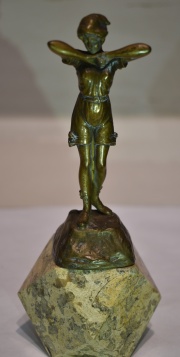 Figura de Niña en bronce, base de mármol. -1141-