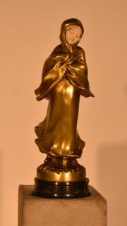 Bernoud, Eugene. 'Joven con chal', escultura de bronce dorada. Firmada.