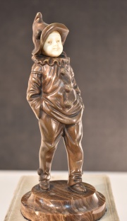 Omerth - G. 'Joven con manos en los bolsillos', escultura en bronce. Firmada.