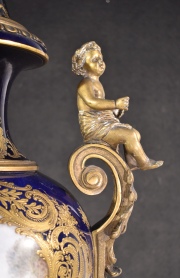 Anfora de Sevres, porcelana, tapa restaurada.
